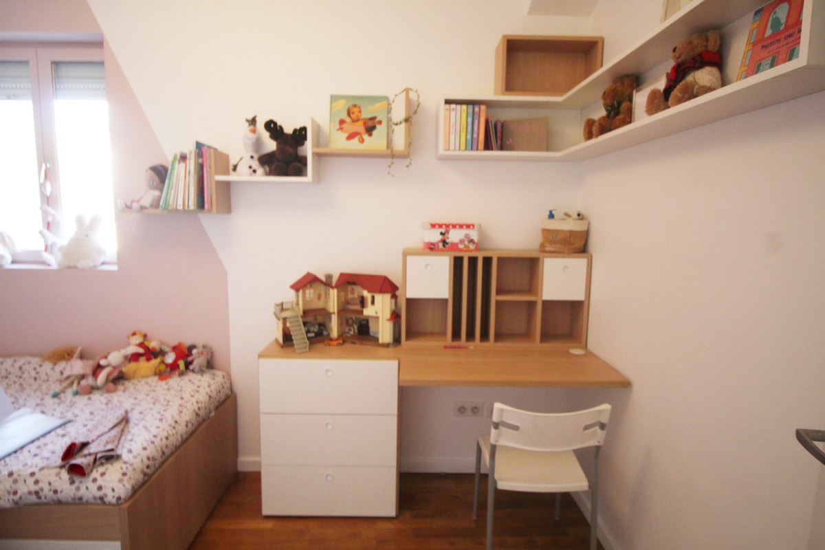 Design ideas for a mid-sized scandinavian kids' study room for kids 4-10 years old and girls in Lyon with pink walls, light hardwood floors and brown floor.