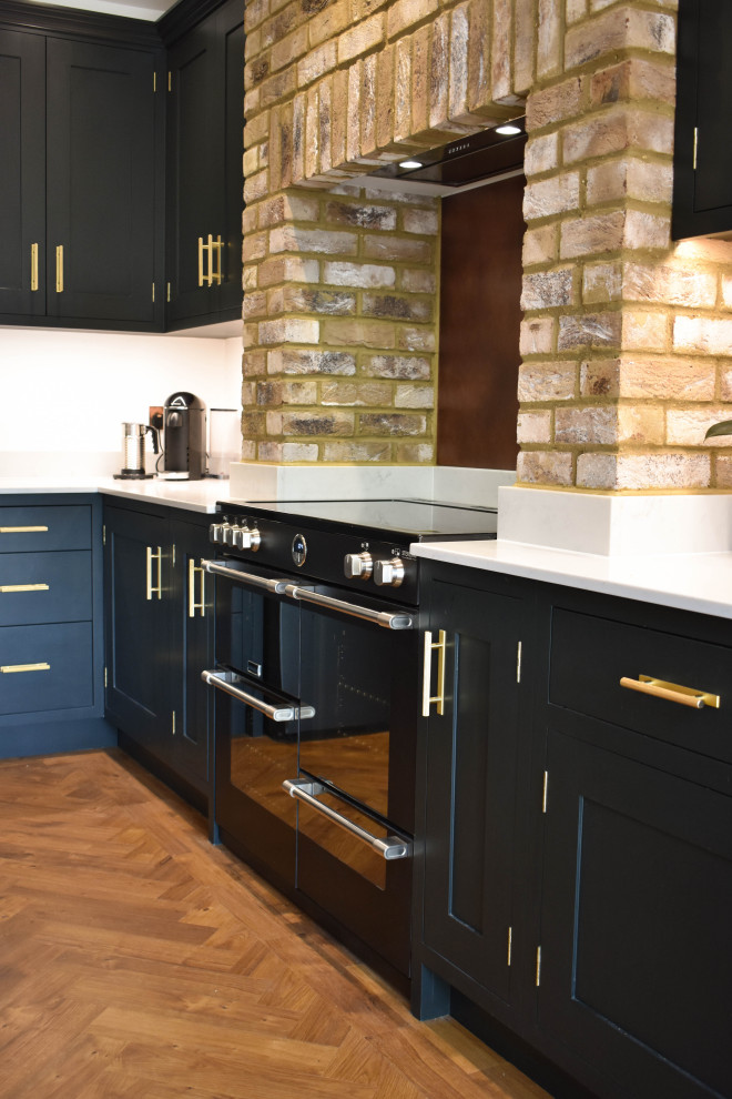 Exempel på ett mellanstort modernt vit vitt kök med öppen planlösning, med en integrerad diskho, skåp i shakerstil, blå skåp, bänkskiva i kvarts, brunt stänkskydd och en köksö