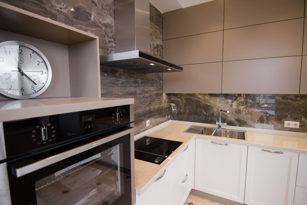 Бело-серая кухня в современном стиле