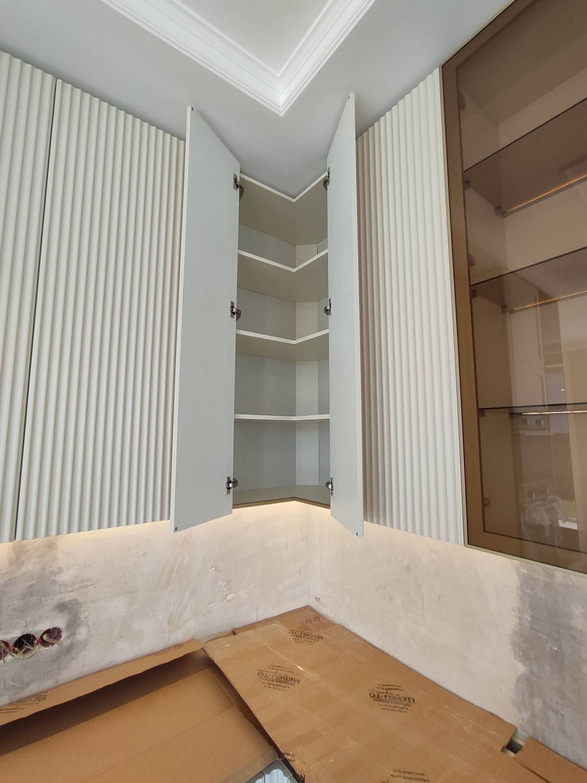 Кухонный гарнитур с фрезерованными фасадами в дом