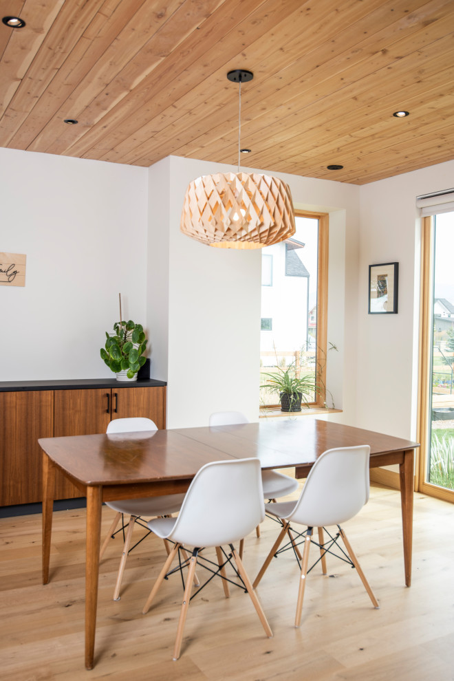 Стильный дизайн: кухня-столовая среднего размера в современном стиле с белыми стенами, светлым паркетным полом, белым полом и деревянным потолком без камина - последний тренд