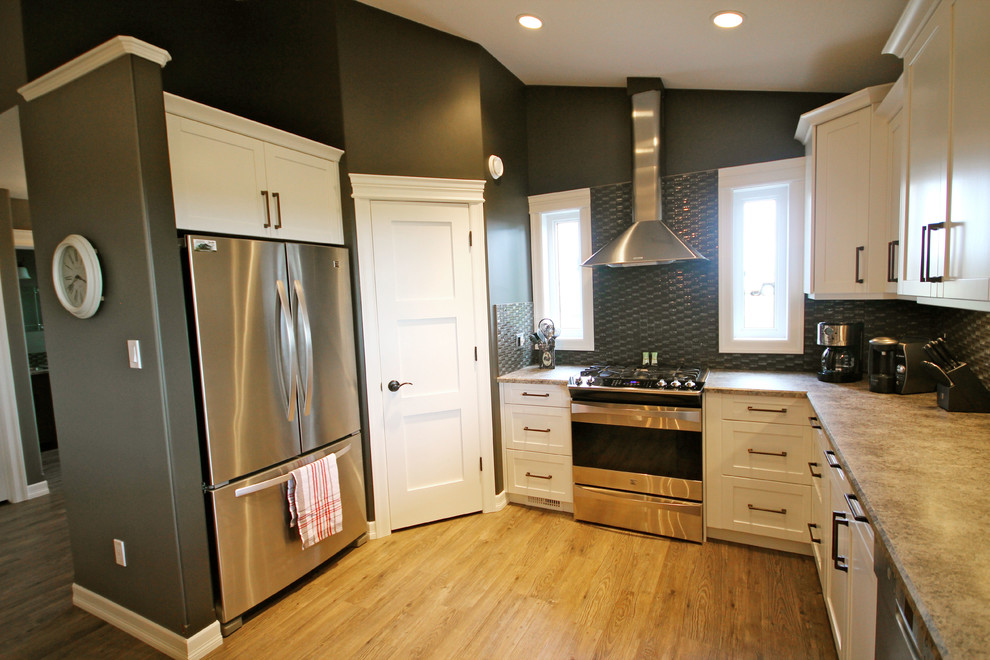 Kitchen - kitchen idea in Calgary