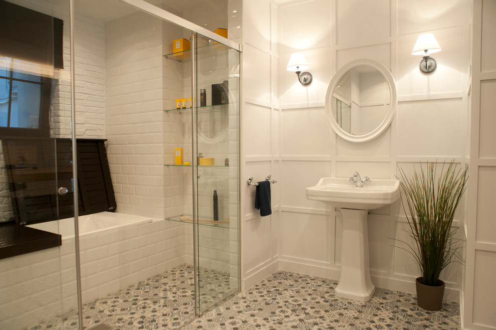 Ejemplo de cuarto de baño principal nórdico de tamaño medio con paredes blancas, suelo de baldosas de cerámica y lavabo con pedestal