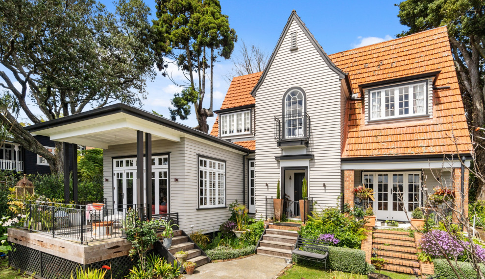 Großes, Zweistöckiges Klassisches Einfamilienhaus mit Mix-Fassade, bunter Fassadenfarbe und Misch-Dachdeckung in Sonstige