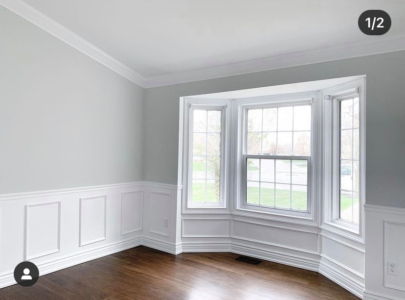 Mittelgroßes Klassisches Gästezimmer mit grauer Wandfarbe, braunem Holzboden, braunem Boden, gewölbter Decke und vertäfelten Wänden in Detroit
