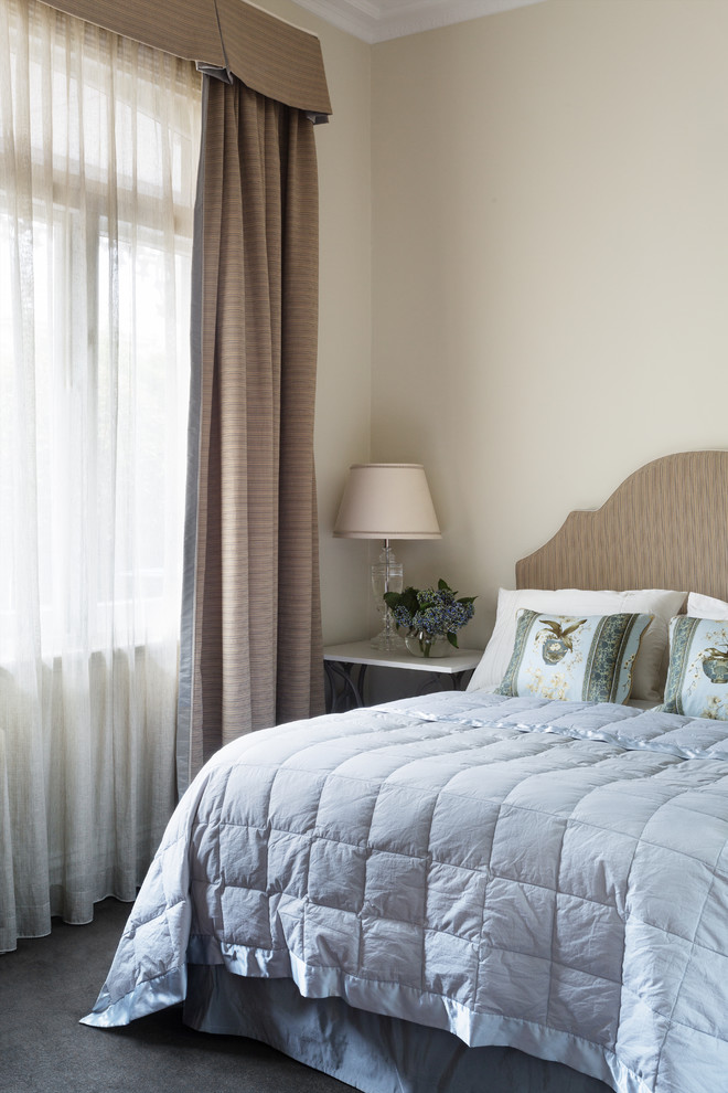 This is an example of a contemporary bedroom in Melbourne.
