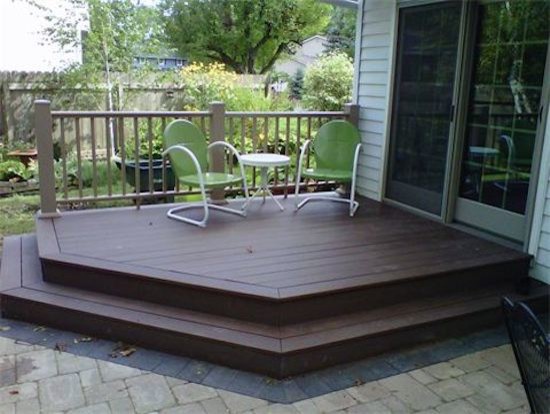 Inspiration for a small traditional backyard deck in Columbus.