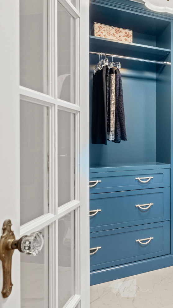 На фото: парадная гардеробная среднего размера, унисекс в классическом стиле с фасадами в стиле шейкер, синими фасадами, мраморным полом, разноцветным полом и деревянным потолком