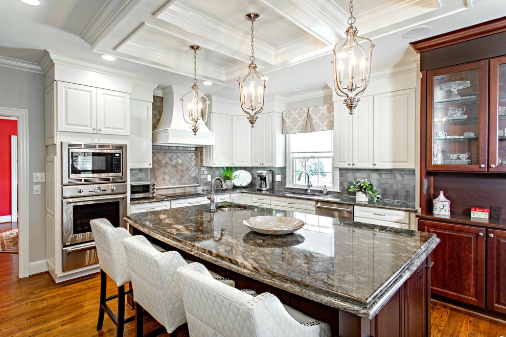Example of a kitchen design in Charlotte