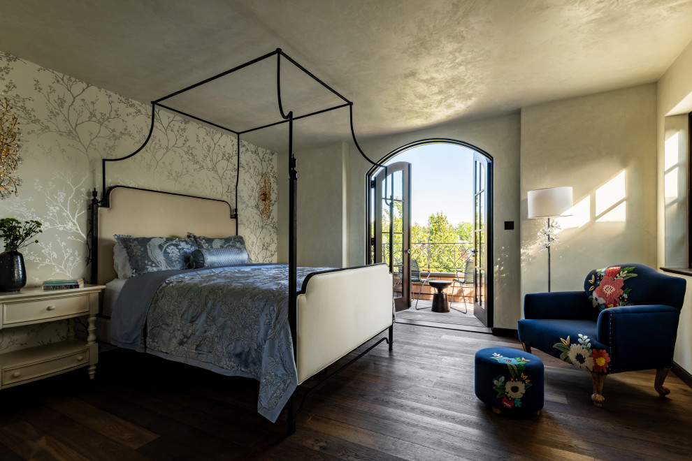 シアトルにあるトラディショナルスタイルのおしゃれな寝室 (ベージュの天井、ベージュの壁、濃色無垢フローリング、茶色い床、アクセントウォール) のレイアウト