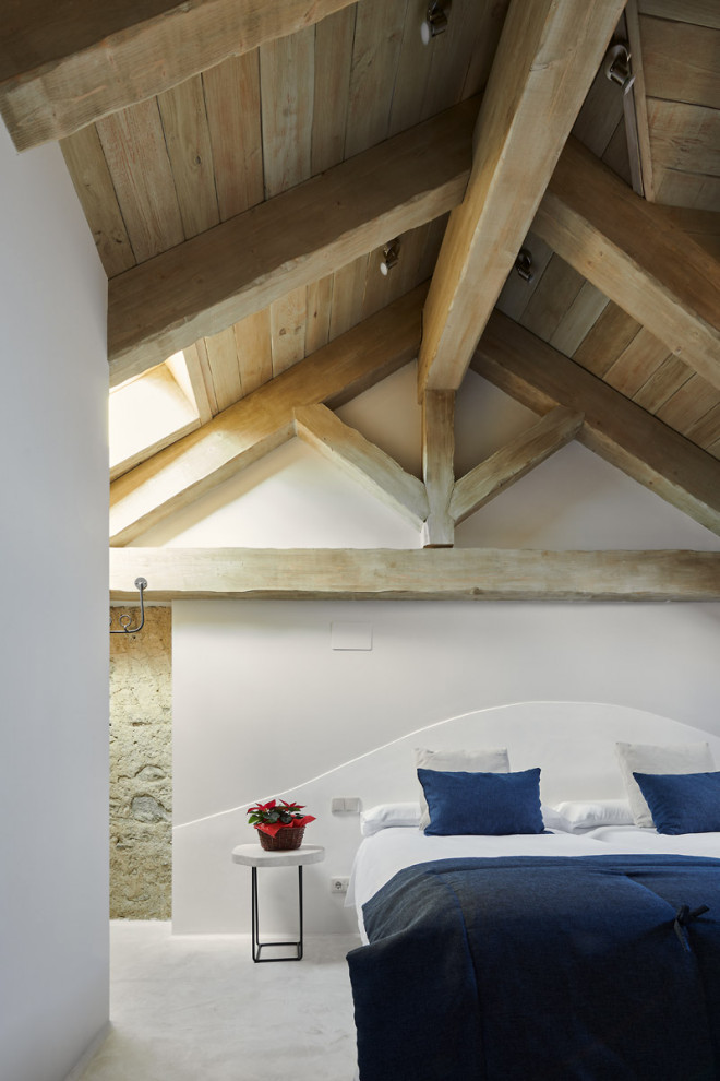 Idées déco pour une chambre campagne avec un mur blanc, un sol beige et un plafond en bois.