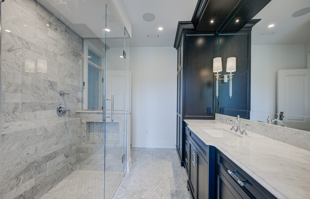 Immagine di una stanza da bagno con doccia classica con ante in stile shaker, ante nere, doccia aperta, piastrelle a specchio, lavabo sottopiano, top in quarzo composito, porta doccia scorrevole, top grigio e un lavabo