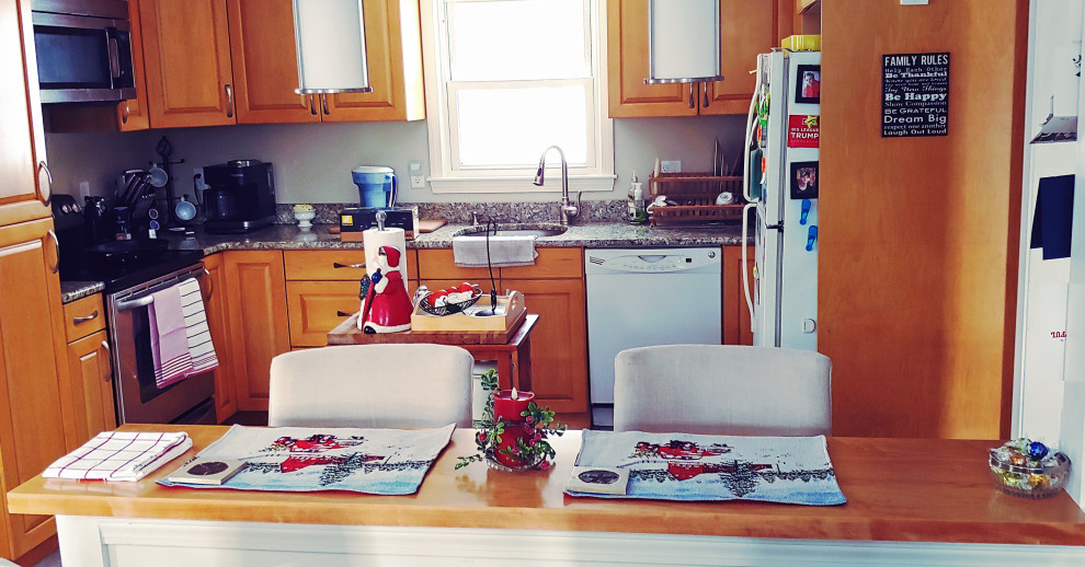 Landhausstil Wohnküche in U-Form mit Waschbecken, Schrankfronten mit vertiefter Füllung, hellbraunen Holzschränken, Arbeitsplatte aus Holz, bunter Rückwand, Rückwand aus Granit, weißen Elektrogeräten, Kücheninsel und roter Arbeitsplatte in Boston