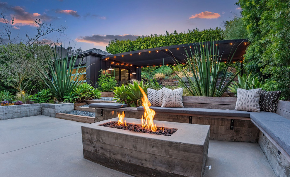 Design ideas for a rural patio in Los Angeles.