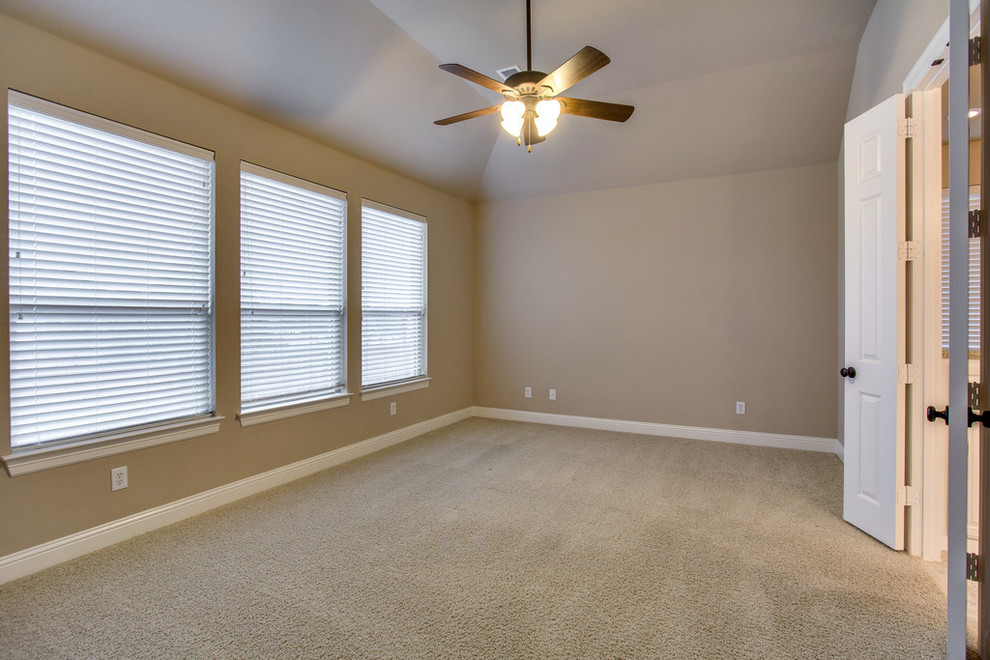 Mid-sized traditional guest bedroom in Dallas with carpet.