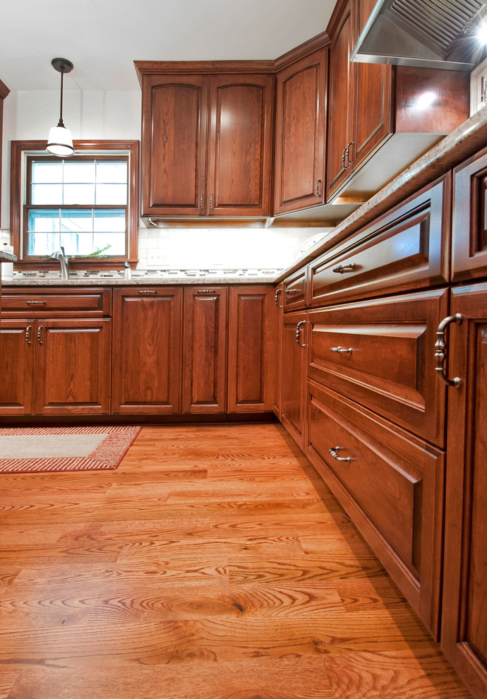 Example of a transitional home design design in Columbus