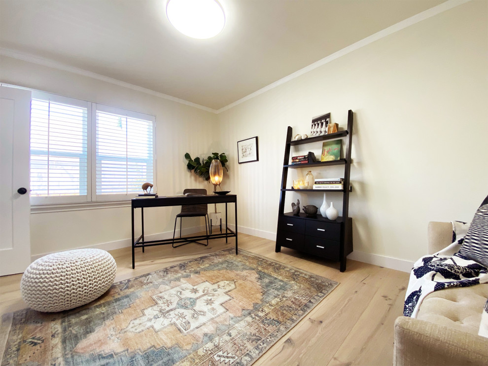 Réalisation d'un bureau de taille moyenne avec un mur blanc, parquet clair, un bureau indépendant et un sol beige.