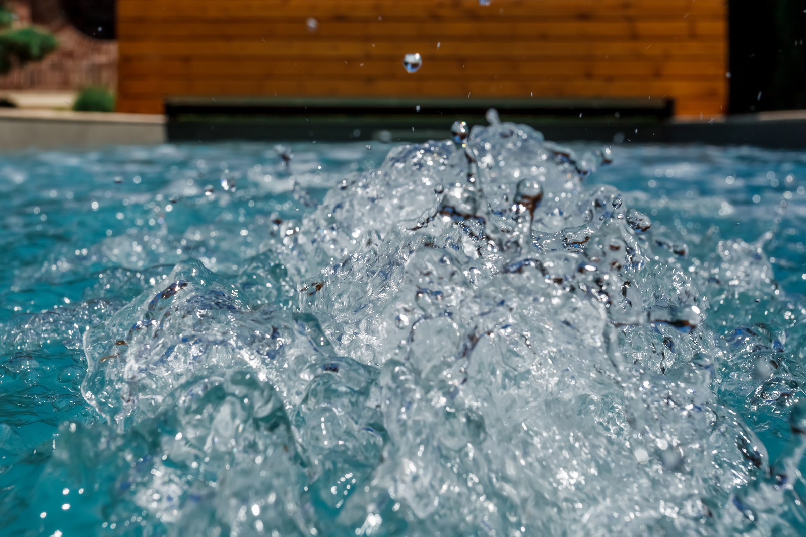 Роллетное покрытие для бассейна под декоративным деревянным коробом.