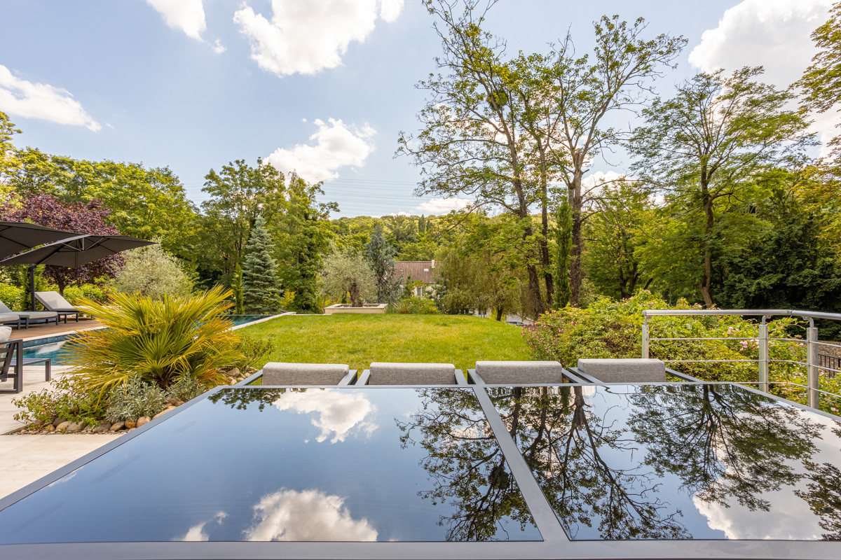 Création d'un grand jardin avec piscine