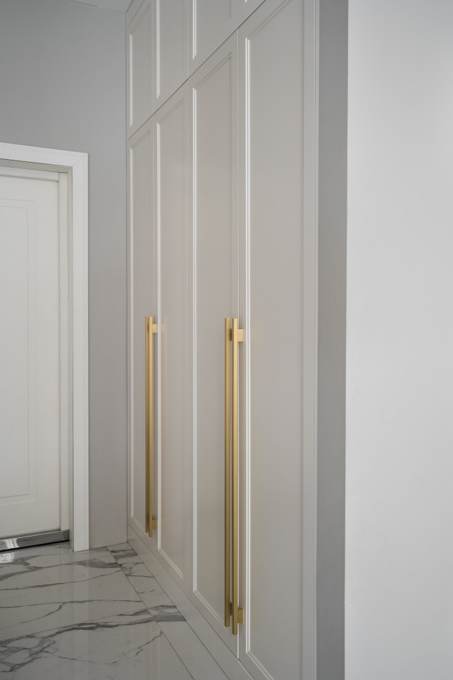 Бело-розовый интерьер с рифлеными фасадами