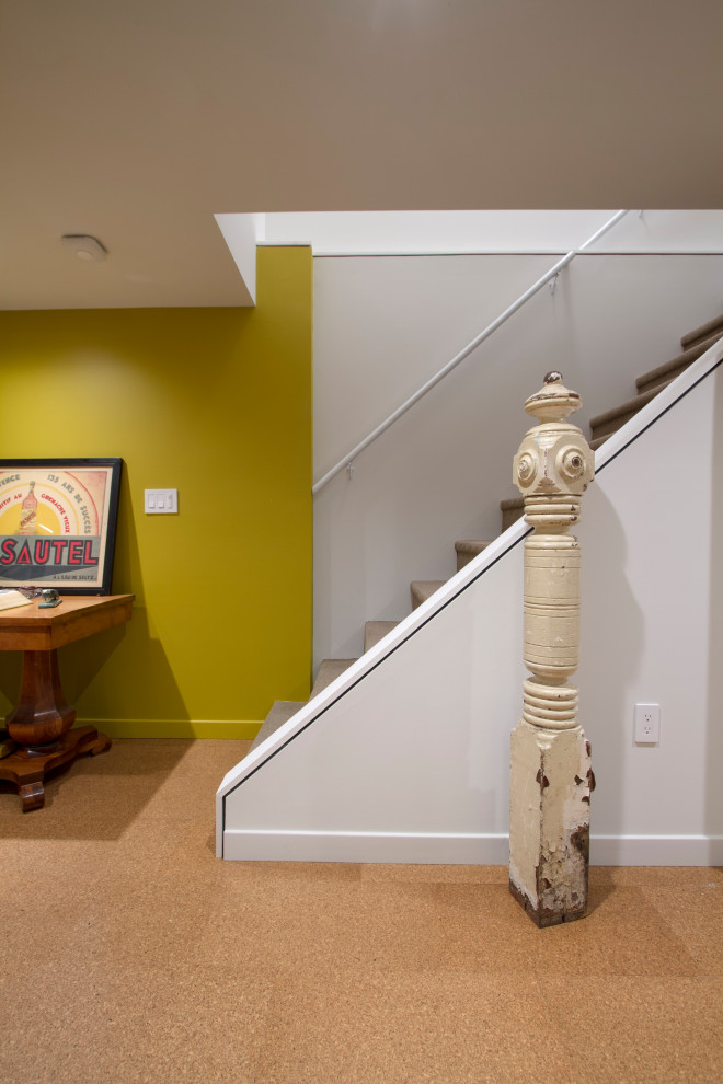 Ejemplo de sótano con ventanas retro de tamaño medio con paredes amarillas, suelo de corcho y suelo marrón