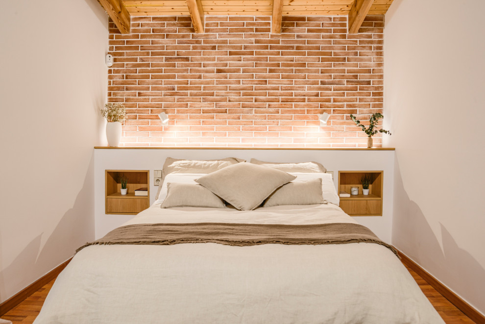 Пример оригинального дизайна: хозяйская спальня среднего размера, в белых тонах с отделкой деревом в стиле фьюжн с белыми стенами, паркетным полом среднего тона, деревянным потолком и кирпичными стенами