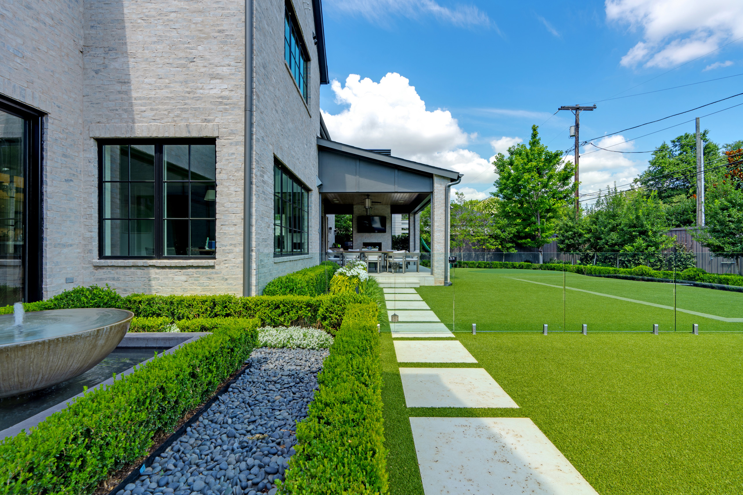 BLUFFVIEW MODERN OASIS