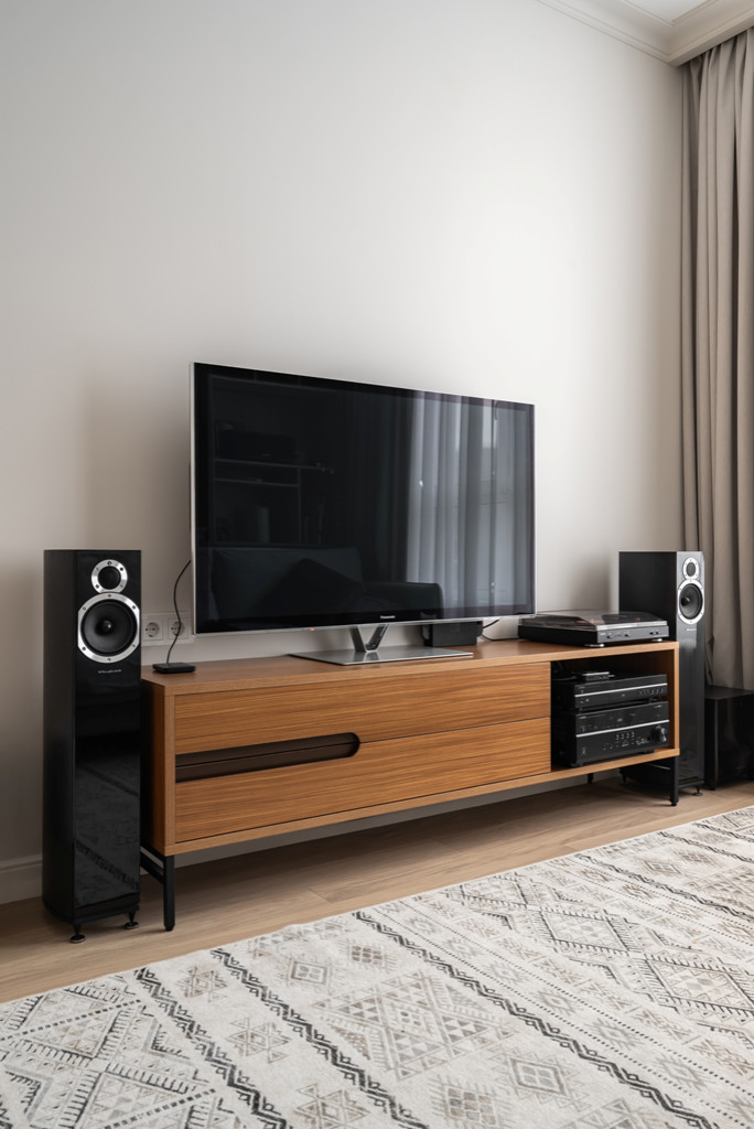 Московская квартира с двумя санузлами и белой кухней