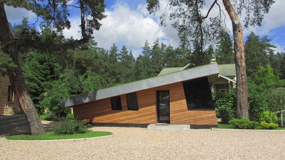 Дом в соснах у пруда