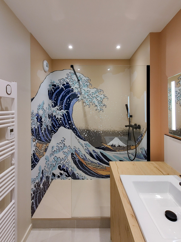 Asiatisk inredning av ett litet beige beige badrum med dusch, med skåp i ljust trä, en öppen dusch, vit kakel, keramikplattor, beige väggar, klinkergolv i keramik och beiget golv