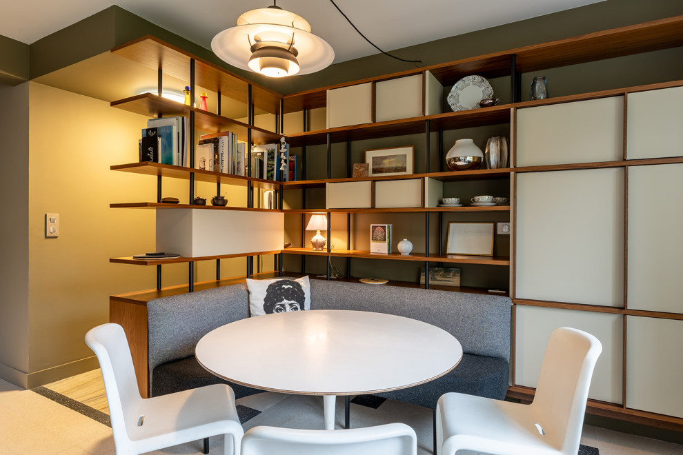 Свежая идея для дизайна: большая открытая гостиная комната в стиле ретро с с книжными шкафами и полками, зелеными стенами и мраморным полом - отличное фото интерьера