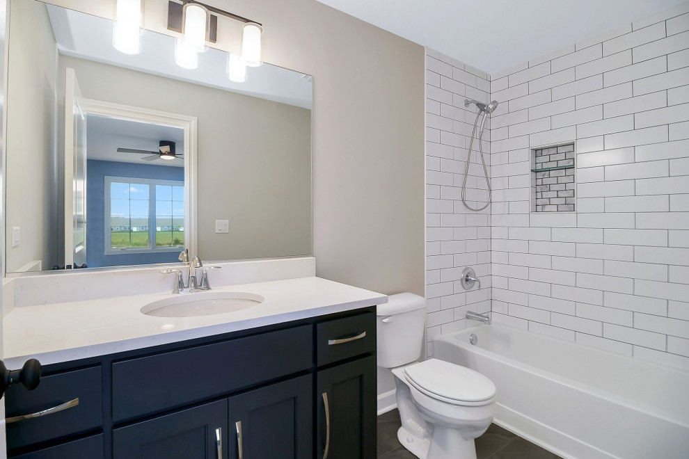 Exempel på ett mellanstort klassiskt vit vitt badrum, med en dusch/badkar-kombination, en toalettstol med hel cisternkåpa, beige väggar, granitbänkskiva, brunt golv och dusch med duschdraperi