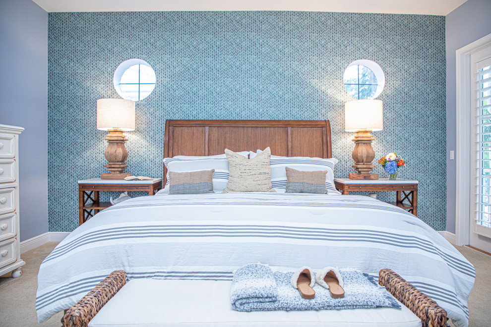 Immagine di una camera degli ospiti costiera di medie dimensioni con pareti multicolore, nessun camino, moquette, pavimento beige e carta da parati