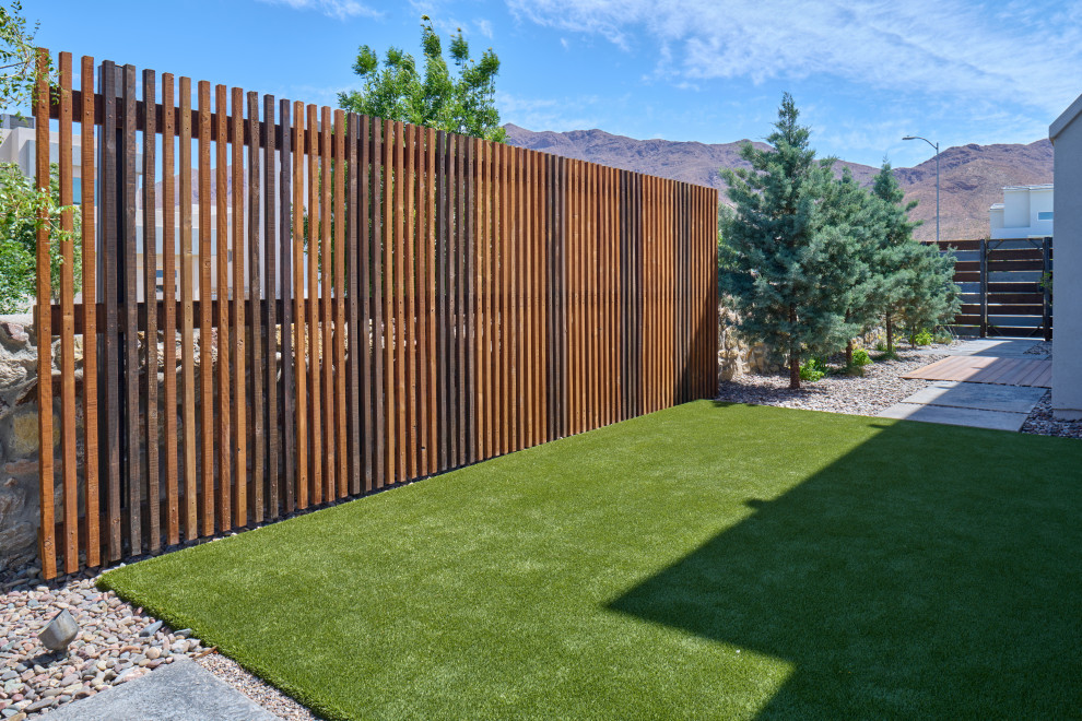 Idee per un piccolo giardino contemporaneo nel cortile laterale con pedane e recinzione in legno