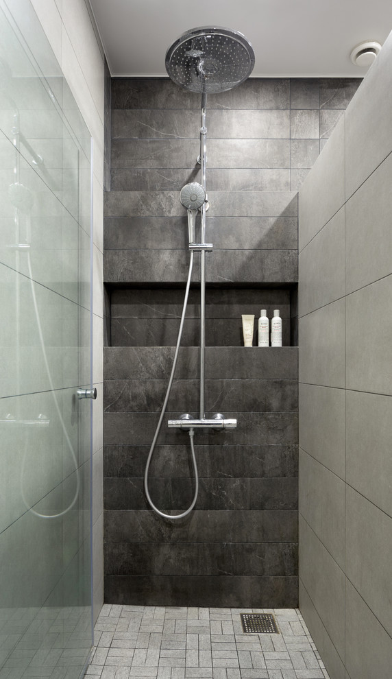 Inspiration for a mid-sized contemporary master wet room bathroom in Moscow with flat-panel cabinets, black cabinets, an undermount tub, a wall-mount toilet, black tile, ceramic tile, grey walls, ceramic floors, a drop-in sink, grey floor and a hinged shower door.