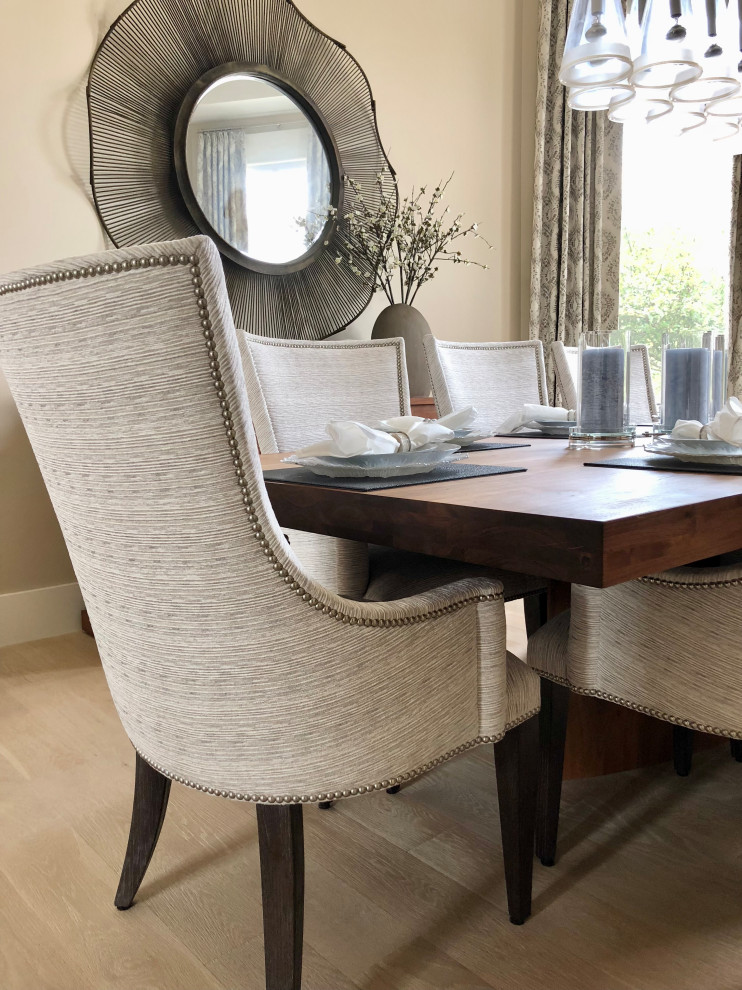 Example of a transitional dining room design in Chicago