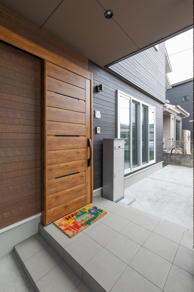 Exemple d'une entrée avec un couloir, un mur gris, une porte coulissante, une porte en bois brun, un sol gris, un plafond en papier peint et du papier peint.