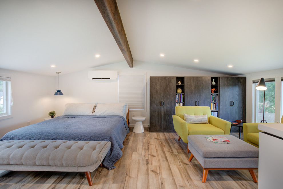 Ispirazione per una piccola camera da letto minimalista con pareti bianche, pavimento in vinile, pavimento beige e travi a vista