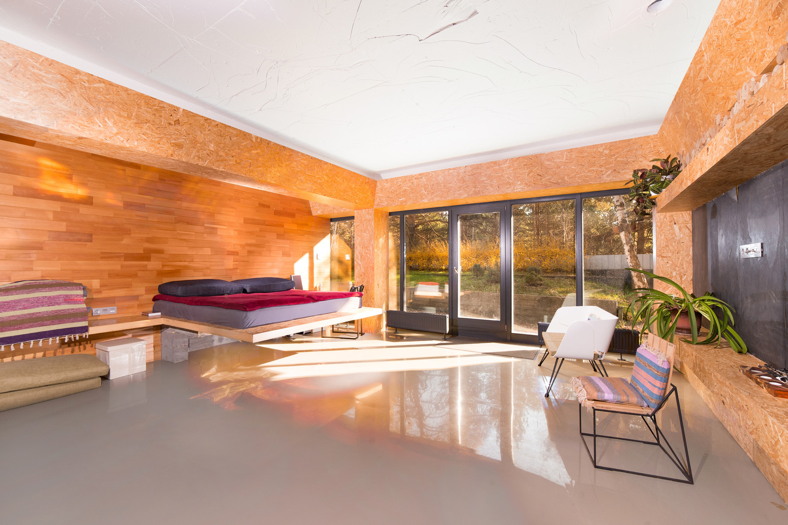 дом встроен в холм