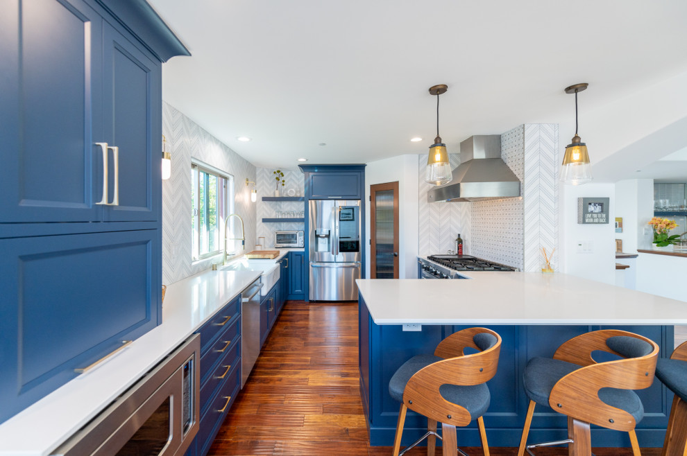 Idéer för ett stort klassiskt vit kök, med en rustik diskho, luckor med infälld panel, blå skåp, bänkskiva i kvarts, vitt stänkskydd, stänkskydd i marmor, rostfria vitvaror, mellanmörkt trägolv, en halv köksö och rött golv