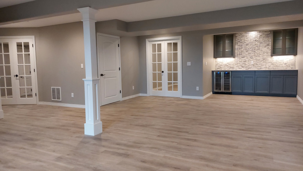 Imagen de sala de estar abierta tradicional renovada grande con suelo vinílico y suelo marrón