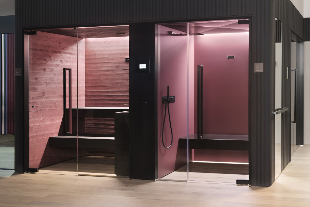 Идея дизайна: большая баня и сауна в современном стиле с душевой комнатой, красной плиткой, фиолетовыми стенами, душем с распашными дверями, сиденьем для душа и деревянными стенами
