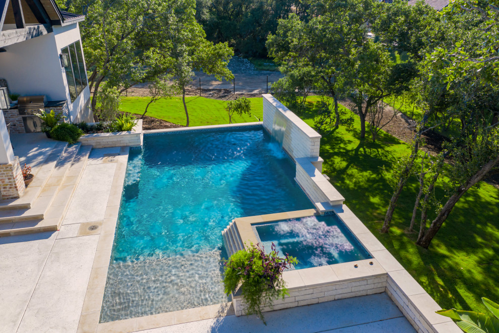 Foto di una grande piscina contemporanea personalizzata dietro casa con pedane