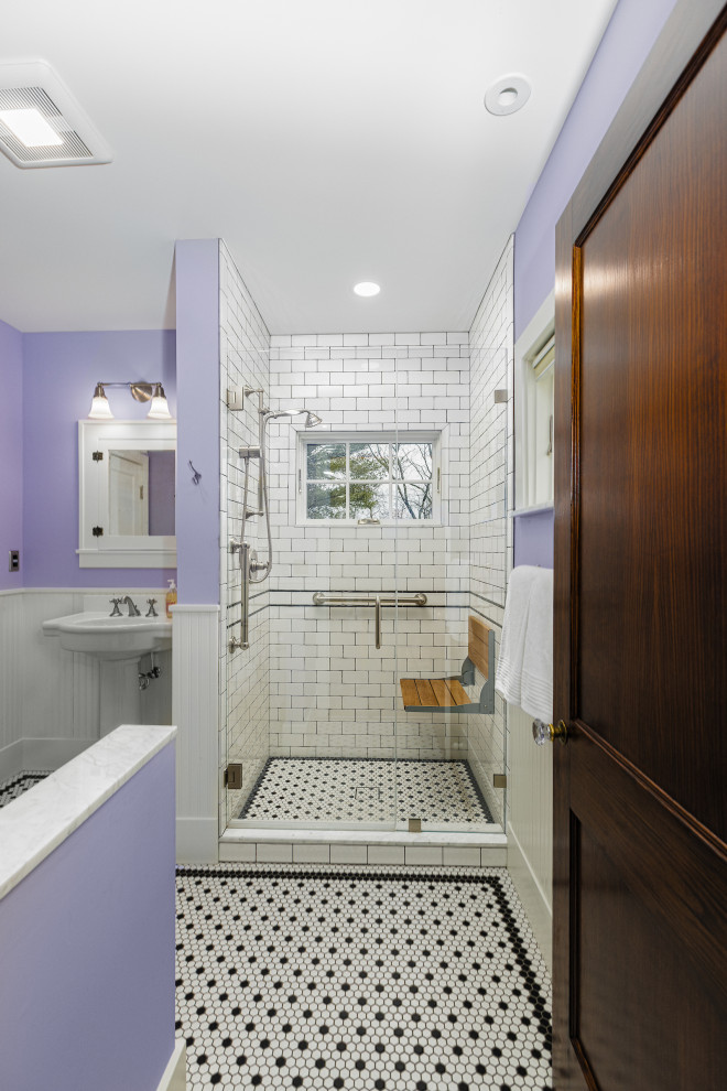На фото: ванная комната среднего размера в классическом стиле с угловым душем, белой плиткой, плиткой кабанчик, фиолетовыми стенами, полом из мозаичной плитки, душевой кабиной, подвесной раковиной, душем с распашными дверями, тумбой под одну раковину, подвесной тумбой и панелями на части стены