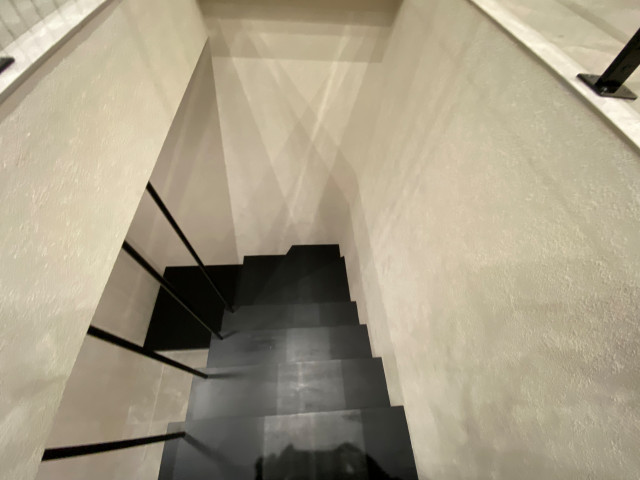 黒の鉄骨階段が印象的な吹き抜け空間｜上越市の注文住宅 moderne-escalier