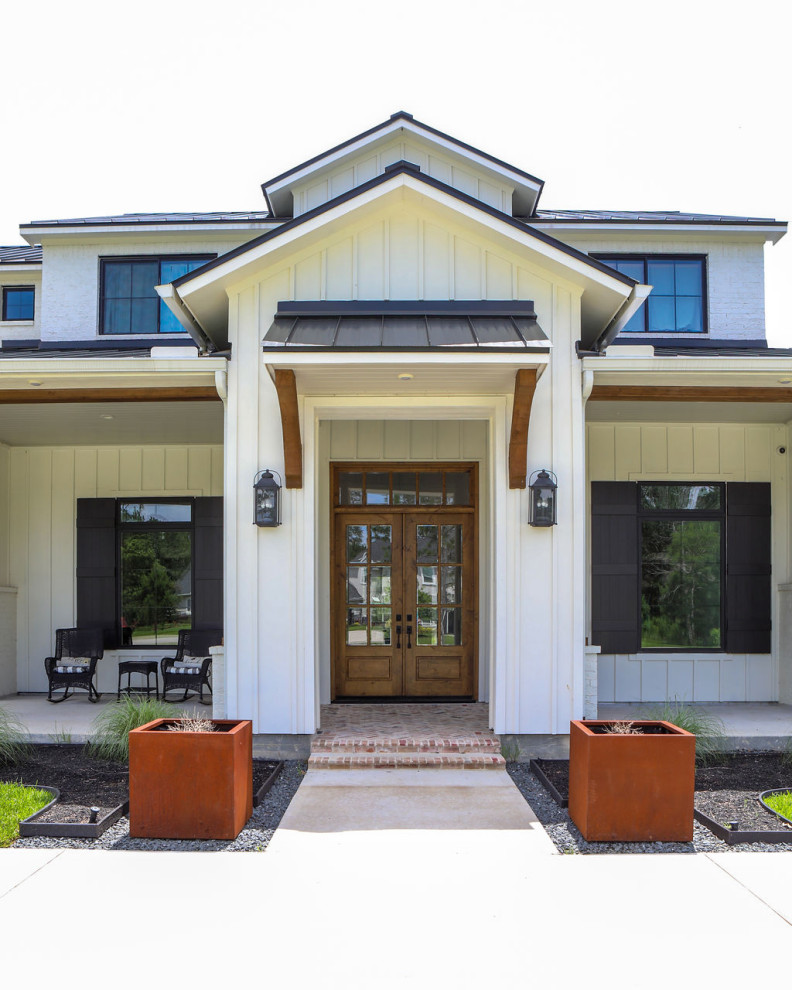 Großes, Zweistöckiges Landhaus Einfamilienhaus mit gestrichenen Ziegeln, weißer Fassadenfarbe, Satteldach, Misch-Dachdeckung, schwarzem Dach und Wandpaneelen in Houston