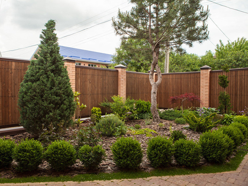 Частное домовладение с контейнерным озеленением крыши.