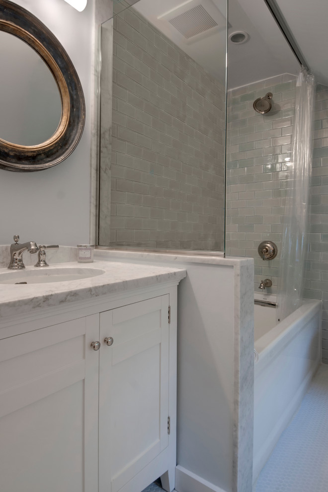 Inspiration for a mid-sized beach style 3/4 bathroom in New York with white cabinets and a shower/bathtub combo.