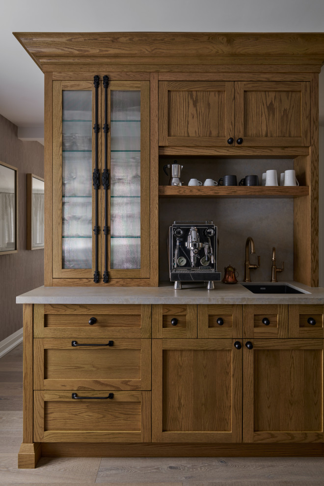 Imagen de bar en casa con fregadero de estilo americano con fregadero bajoencimera, armarios estilo shaker y puertas de armario de madera oscura