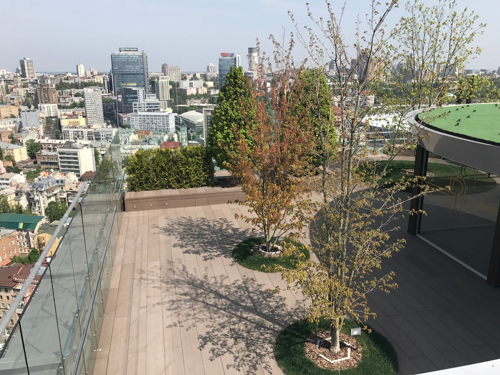 Парк на крыше жилого здания.